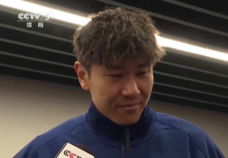 鐵漢柔情！三鎮球員劉奕鳴探望患病小球迷時哽咽