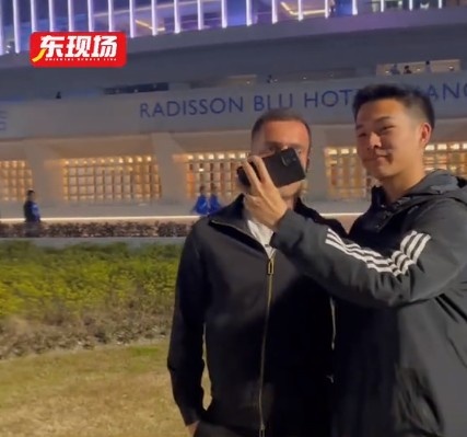 塞爾吉尼奧現身上海八萬人體育場，并與球迷親切打招呼合影