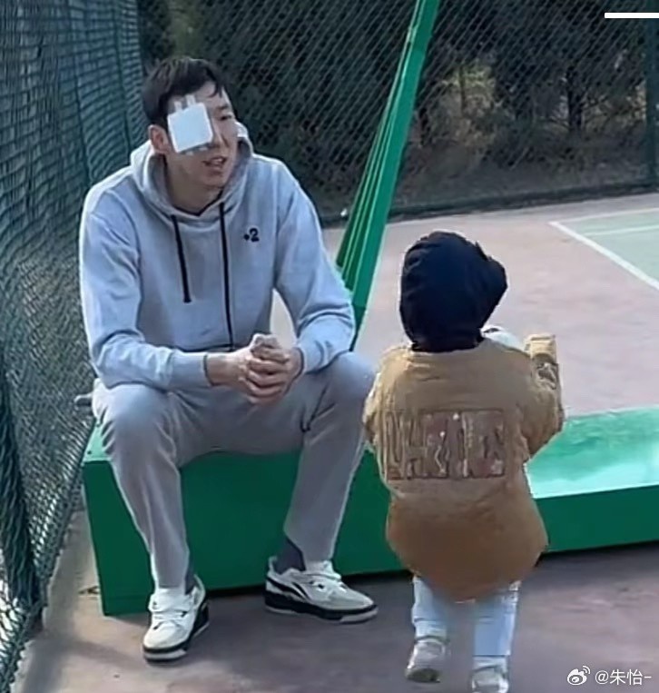 顧家好男人！記者曬出周琦手術后回歸家庭帶娃照片