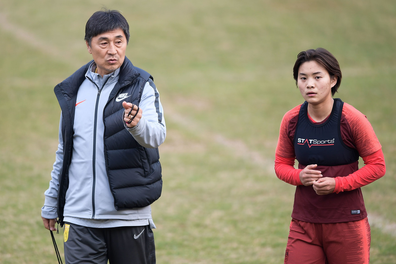 王霜與網友互動時談賈秀全“茶葉?！保翰恍枰I，是他送我們喝